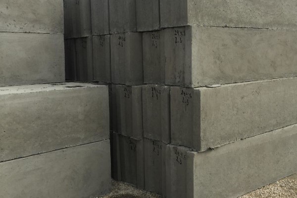 Сплошной бетонный блок ФБС для стен подвалов